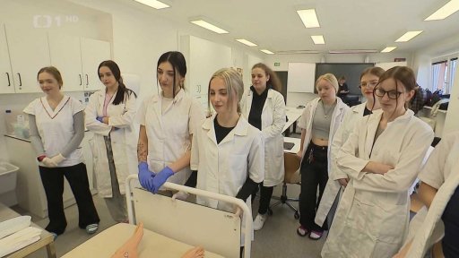 Nedostatek pečovatelek a sester