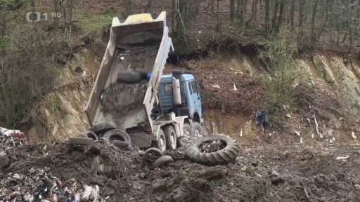 Odpad ze skládek mezi domy