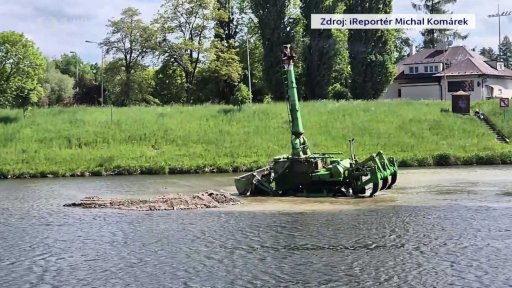 Čištění koryta Labe v Pardubicích