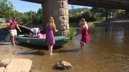 Vltava plná vodáků