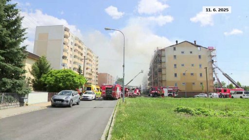 Pomoc lidem ze zničených bytů po požáru střechy
