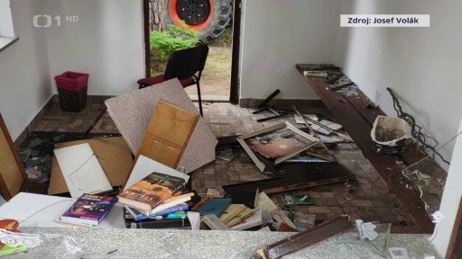 Zničená zastávka ve Vlčevsi