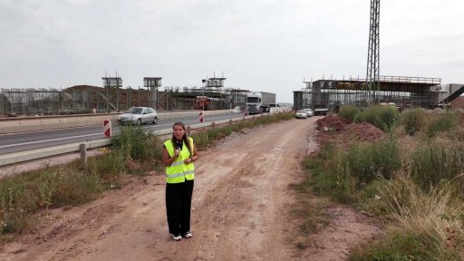 Pád mostní traverzy na auto