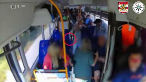 Muž s nožem v autobuse
