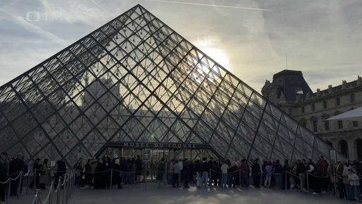 Šperky ukradené v Louvru mají hodnotu přes dvě miliardy