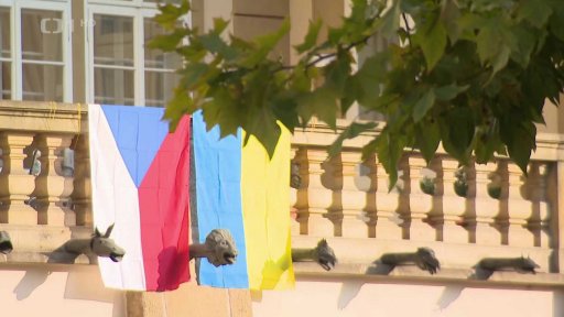 Spory o ukrajinské vlajky na budově sněmovny