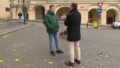 Vlajky na domě Tomia Okamury