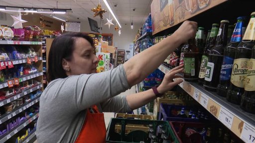 Lidé v pohostinství i maloobchodu v práci na Štědrý den