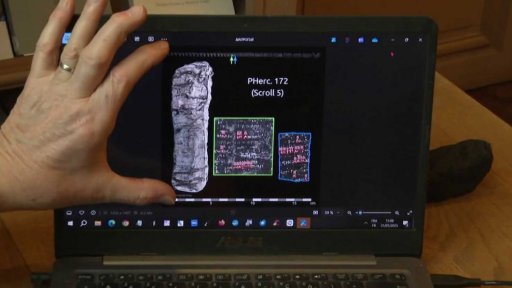 Luštění starých pergamenů pomocí AI