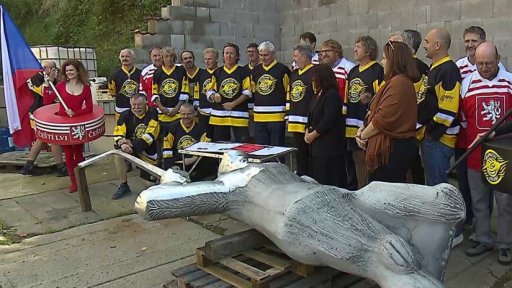 Restaurování sochy hokejisty