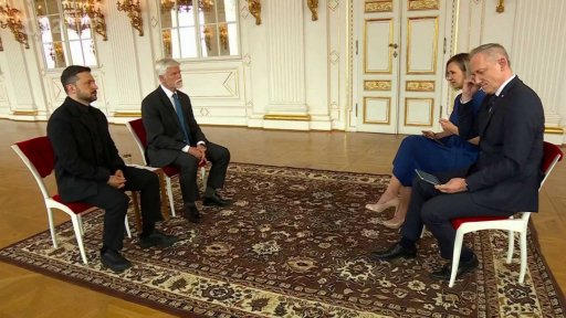 Slavit v Moskvě, hrozit na hranicích