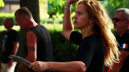 Šampionka v hodu nožem a sekerou