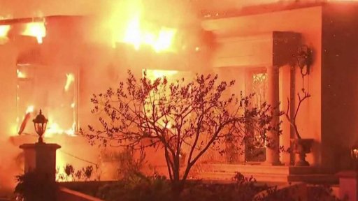 Ničivé požáry zasáhly bohaté čtvrti Los Angeles