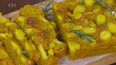 Focaccia s kurkumou a bramborami