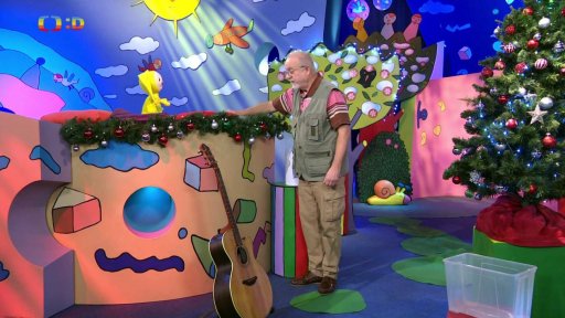 Děda písničkou vítá děti v novém roce a dle tradic odzdobují s Františkem vánoční stromeček…