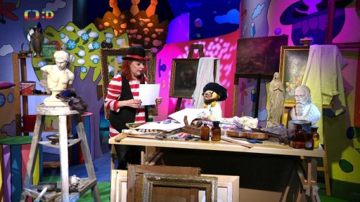 Majda si došla pro radu k restaurátorovi Fráňovi, který obrázky “opravuje”…