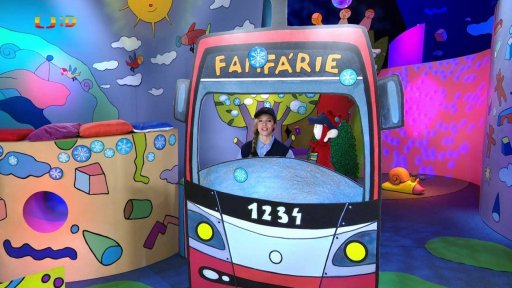 Filípek se veze tramvají a tím napovídá, na jaké povolání si dnes budou s Luckou hrát…