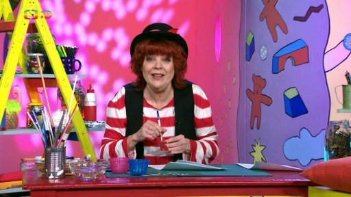 Majda vítá děti ve výtvarné školce a ukazuje, co se dá dělat s nechtěnou kaňkou…