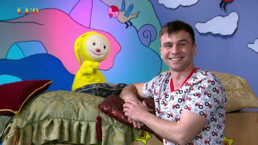 František si hraje na “šípkového spícího Františka” a Matouš ho zkouší vzbudit. Pomůže lest