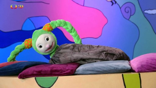 Fany si hraje na motýla, zakuklí se a chce se vylíhnout jako motýl. Matouš jí půjčí motýlí křídla…