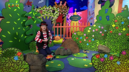 Majda na zahrádce pozoruje, co se děje v trávě. František se chce stát motýlem, zakuklí se…