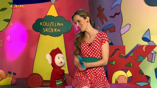 Ve školce je teplý letní vzduch a Lucka se ovívá vějířem, který si sama vyrobila…