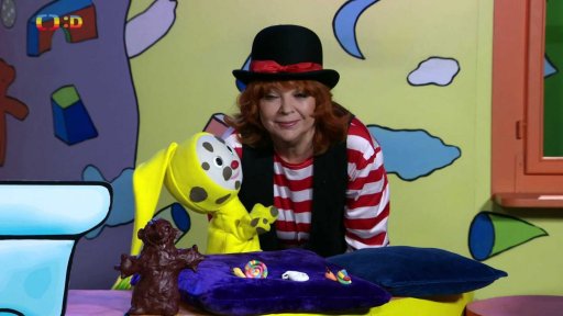 František se myje ve vaně a Majda ho vypustí spolu s vodou + písnička KAMPAK TEČE VODA Z VANY…