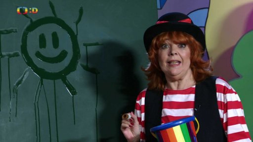 Ze školy se stala pláž u moře a Majda učí Františka malovat vodou…