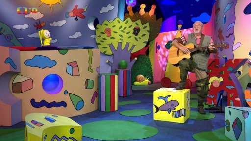 Děda přichází v kalhotách “broďácích”, vysvětluje k čemu slouží, a co znamená “brodit se”…