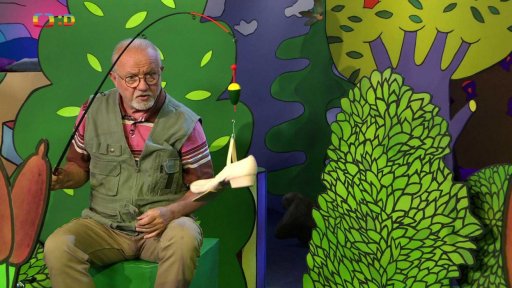 Prázdniny jsou blíž a blíž a děda je vítá Prázdninovou písničkou a povídáním, jak jako kluk chytal ryby…