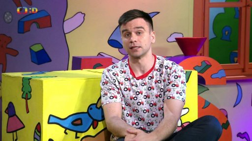 Matouš se snaží Fanynku přesvědčit, aby ho vzala do Fanfárie, země pro skřítky a děti….