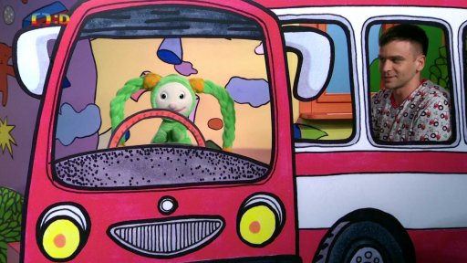 Fany se autobusem vydává do Afriky, aby zjistila, jestli je slon opravdu veliký jako autobus