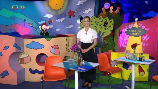 Lucka v obleku číšnice napovídá, o jakém povolání se dnes bude povídat…