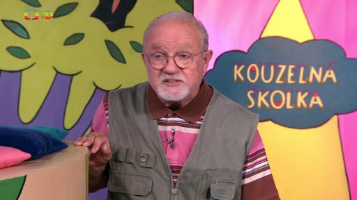 Děda chce sekat trávu, ale rozbila se mu sekačka. Bude muset sekat kosou a srpem. František to nezná…