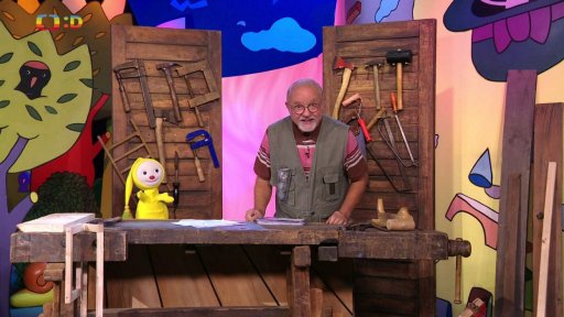 Děda ukazuje a vysvětluje práci s kosou a srpem + obrázky + rozloučení