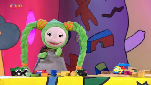 Fany si hraje na Popelku a louská oříšky, aby našla šaty na ples…