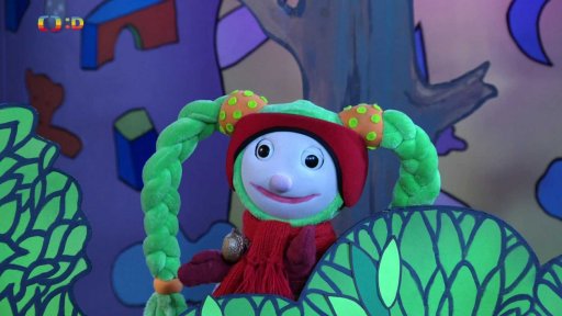 Fany jako Popelka je v lese a v šatech je jí zima. Pomůže Majda s čepicí a šálou…