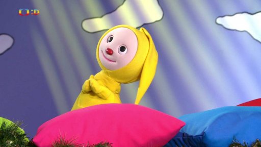 Děda na štaflích měří střed nad dveřmi, aby mohl zavěsit jmelí + co to jmelí je…