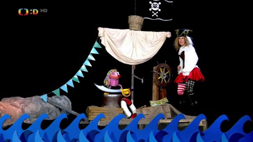 Fámula už je skoro jako opravdická pirátka.