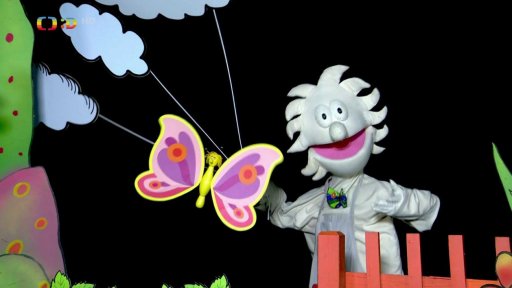 Pip připravuje lehký májový deštník, Otylka se bojí, že bude mít promáčená křídla, Pip na ni však myslel a má s sebou deštník.