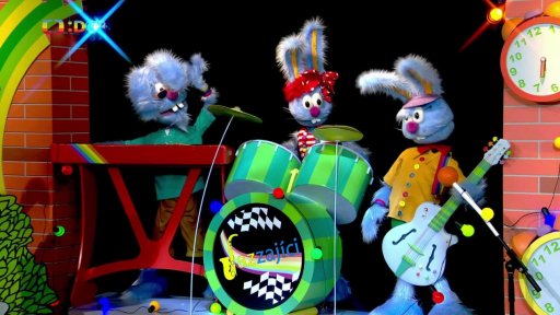 Hary odklidí všechny špendlíky a Balónek se odváží vstoupit, následuje rozhovor o životě balónků.