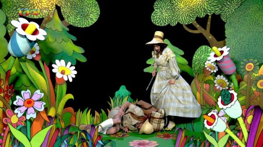 Polapil se začarovanýn batohem uvízl na vrcholu vysokého smrku.