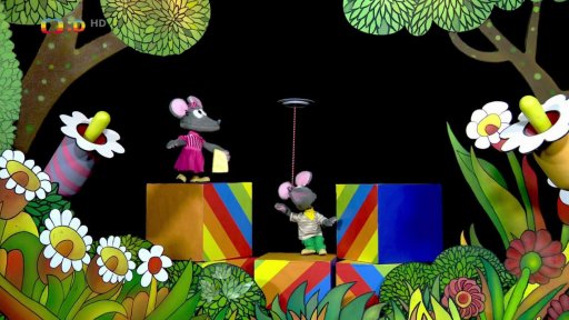 Tryskáček zkouší klasický cirkusácký trik: balancování s talířem sýra.