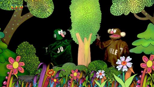 Jů a Hele popřejí stromům vše nejlepší k svátku a jako dárek jim dopřejí hodně vody z hadice.