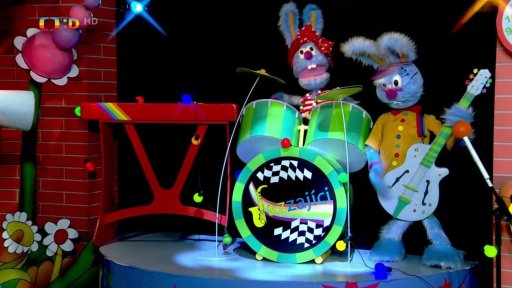 Elton Tón se schoval před dnešní návštěvou v Brzoránošou, přijde totiž Pes Baskerwilský.