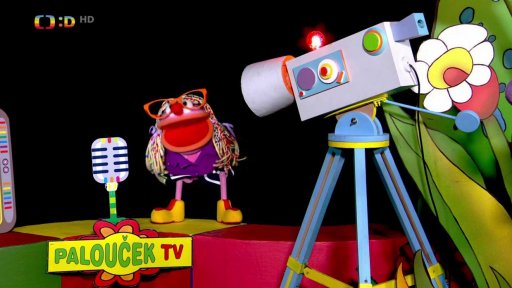 Fámula v TV Palouček vysílá zprávu o dinoparku. Nebo že by to byl dýňopark?