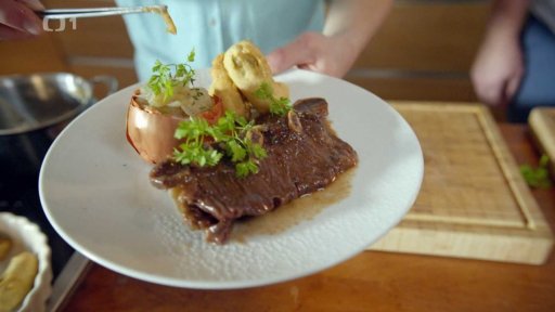 Hovězí žebra s pivem, smažené krokety z kysaného zelí v pivním těstíčku, pečená cibule
