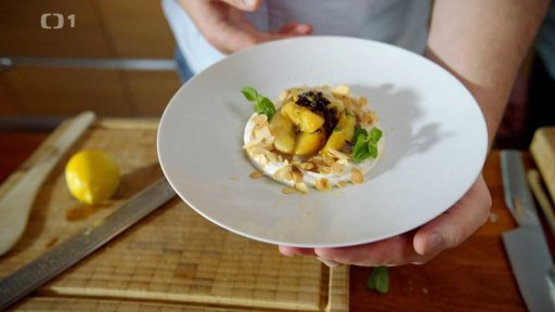 Flambovaná jablka se skořicovým tvarohem, praženými mandlemi a mátou