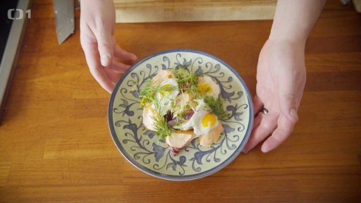 Netradiční salát s lososem a křepelčím vejcem