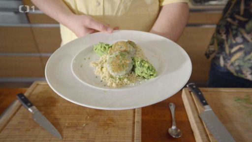 Rybí karbanátek s koriandrem, bylinkový kuskus a hráškovo-avokádová salsa